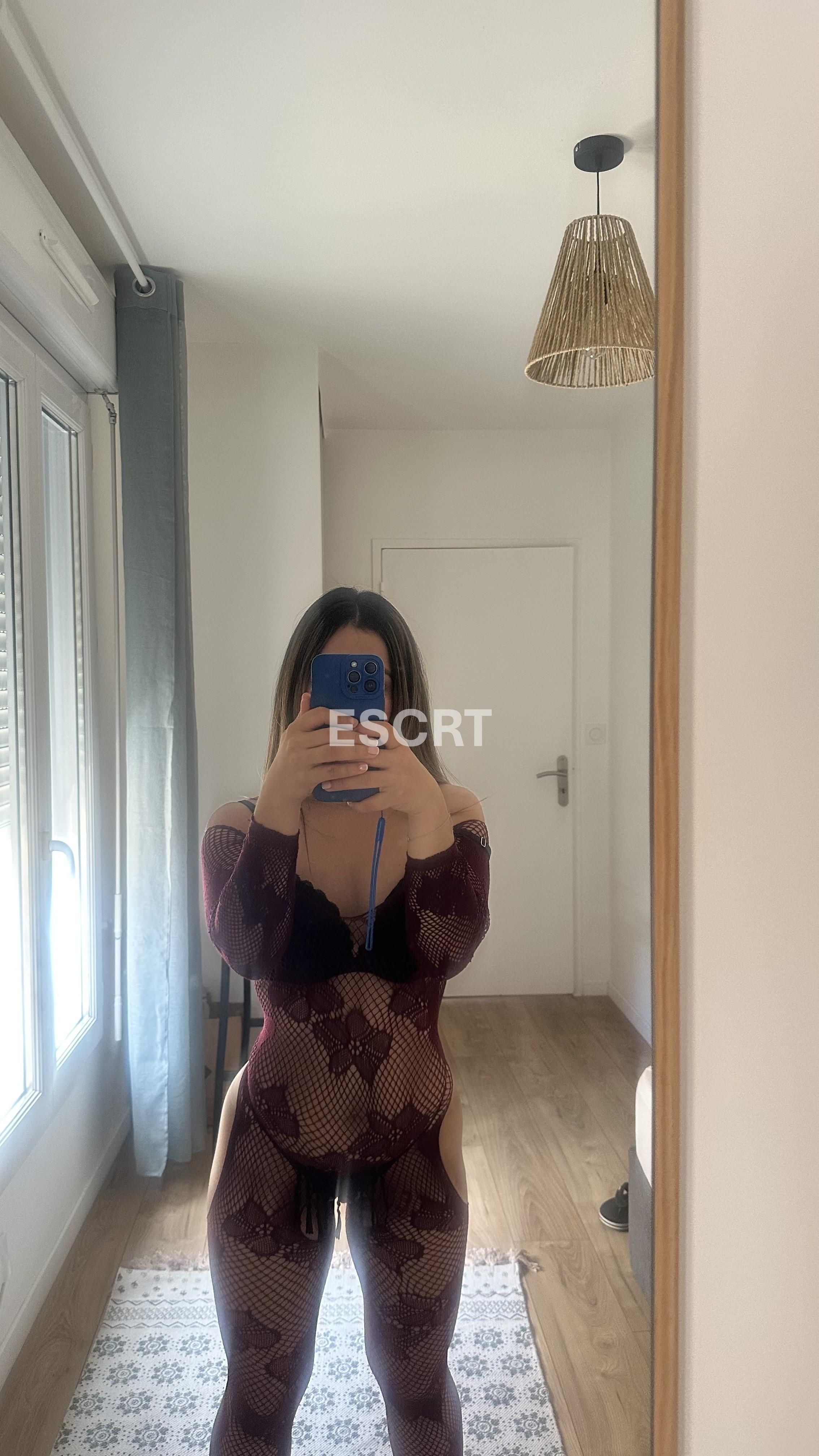Kira Sodo de face en body dentelle, selfie dans le miroir